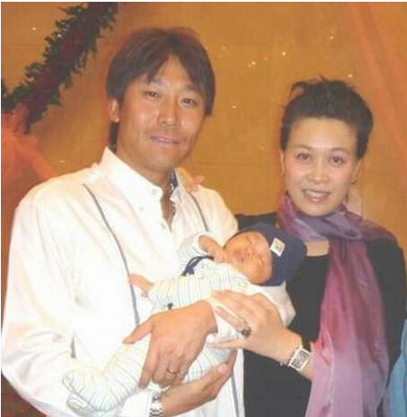 足坛第1浪子让那英未婚生子,一夜喝60瓶啤酒,还吸毒打人进监狱